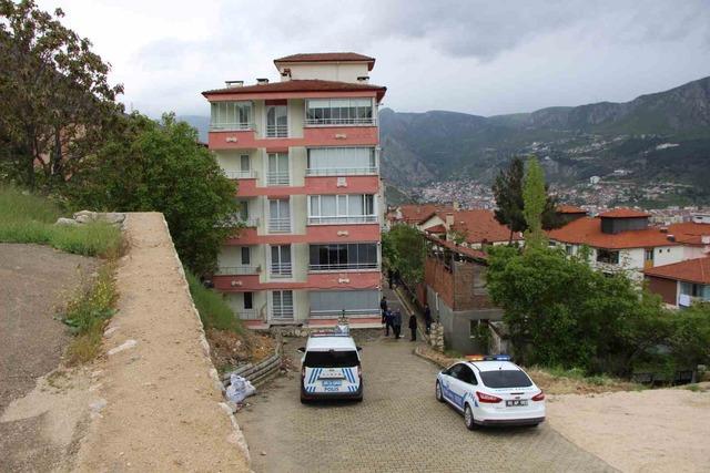 Amasya&rsquo;da binanın istinat duvarı &ccedil;&ouml;kt&uuml; 4