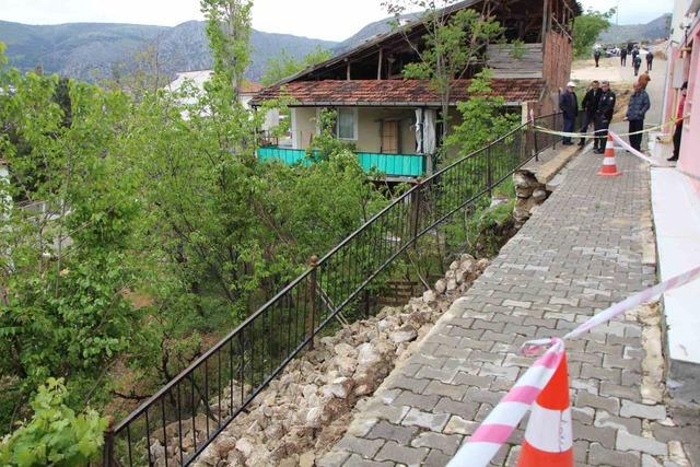 Amasya&rsquo;da binanın istinat duvarı &ccedil;&ouml;kt&uuml; 2