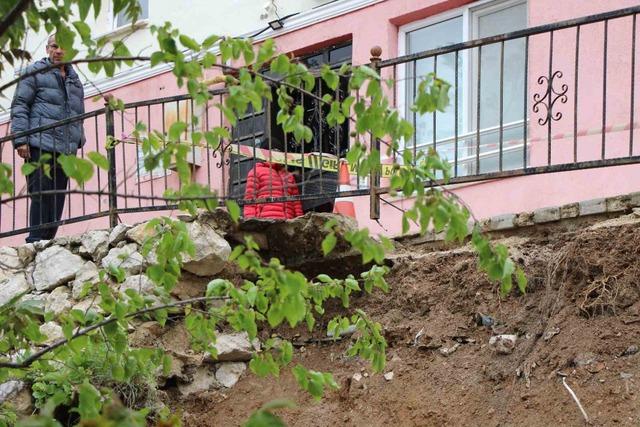 Amasya&rsquo;da binanın istinat duvarı &ccedil;&ouml;kt&uuml; 1