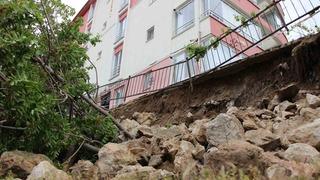 Amasya’da binanın istinat duvarı çöktü