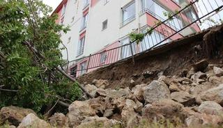 Amasya&rsquo;da binanın istinat duvarı &ccedil;&ouml;kt&uuml;