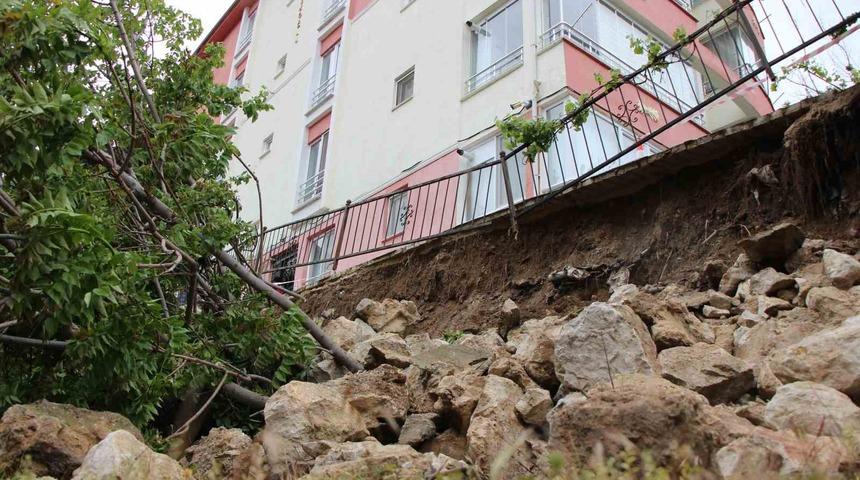 Amasya&rsquo;da binanın istinat duvarı &ccedil;&ouml;kt&uuml;