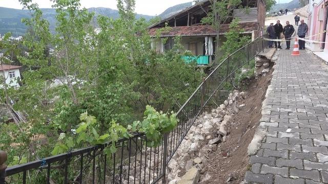 Amasya da binanın istinat duvarı &ccedil;&ouml;kt&uuml; 1
