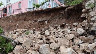 Amasya'da binanın istinat duvarı çöktü