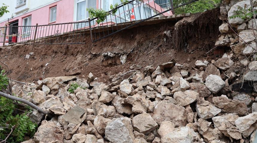Amasya'da binanın istinat duvarı &ccedil;&ouml;kt&uuml;