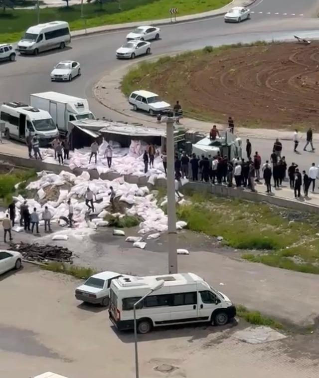 Diyarbakır da un y&uuml;kl&uuml; TIR kaza yaptı: 4 kişi yaralandı 5