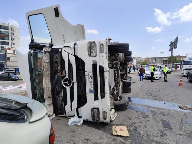 Diyarbakır da un y&uuml;kl&uuml; TIR kaza yaptı: 4 kişi yaralandı 4