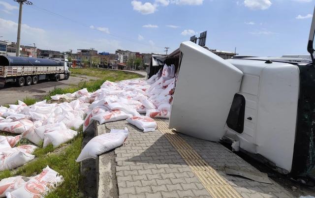 Diyarbakır da un y&uuml;kl&uuml; TIR kaza yaptı: 4 kişi yaralandı 3