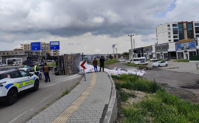 Diyarbakır da un y&uuml;kl&uuml; TIR kaza yaptı: 4 kişi yaralandı 2
