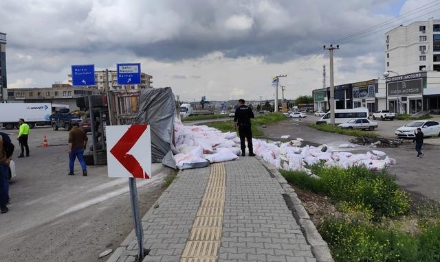 Diyarbakır da un y&uuml;kl&uuml; TIR kaza yaptı: 4 kişi yaralandı 1