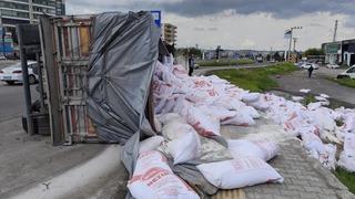 Diyarbakır'da un yüklü TIR kaza yaptı: 4 kişi yaralandı