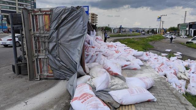 Diyarbakır'da un yüklü TIR kaza yaptı: 4 kişi yaralandı