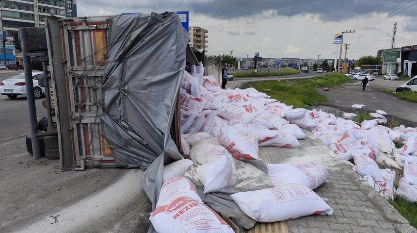 Diyarbakır'da un y&uuml;kl&uuml; TIR kaza yaptı: 4 kişi yaralandı