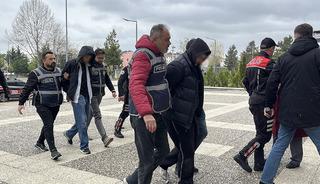 Yer: Bolu! Konuşmaya &ccedil;ağırdıkları 2 kişiyi tabancayla vurdular