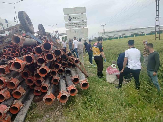 Römork devrildi, 4 kişi tarlaya uçtu 4