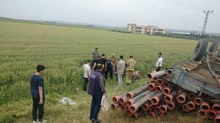 Römork devrildi, 4 kişi tarlaya uçtu