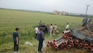 R&ouml;mork devrildi, 4 kişi tarlaya u&ccedil;tu
