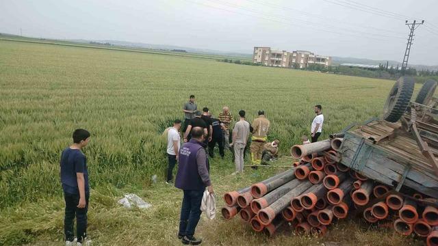 Römork devrildi, 4 kişi tarlaya uçtu
