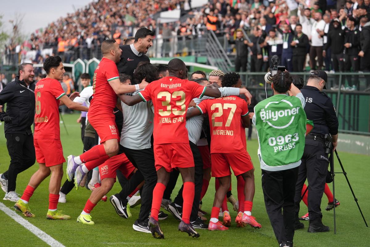 S&uuml;per Lig e y&uuml;kselen ikinci takım da belli oldu! İşte yeni sezonda S&uuml;per Lig in yeni ekipleri 1