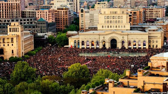 son-dakika-ermenistan-karisti-askerler-de-sokakta--11306047