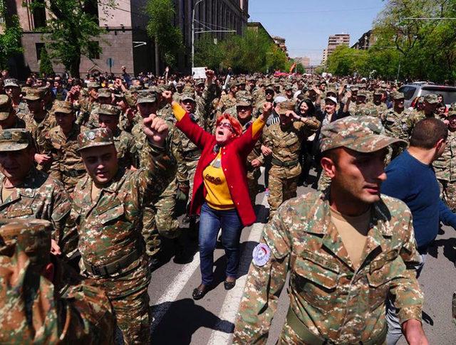 son-dakika-ermenistan-karisti-askerler-de-sokakta--11306042