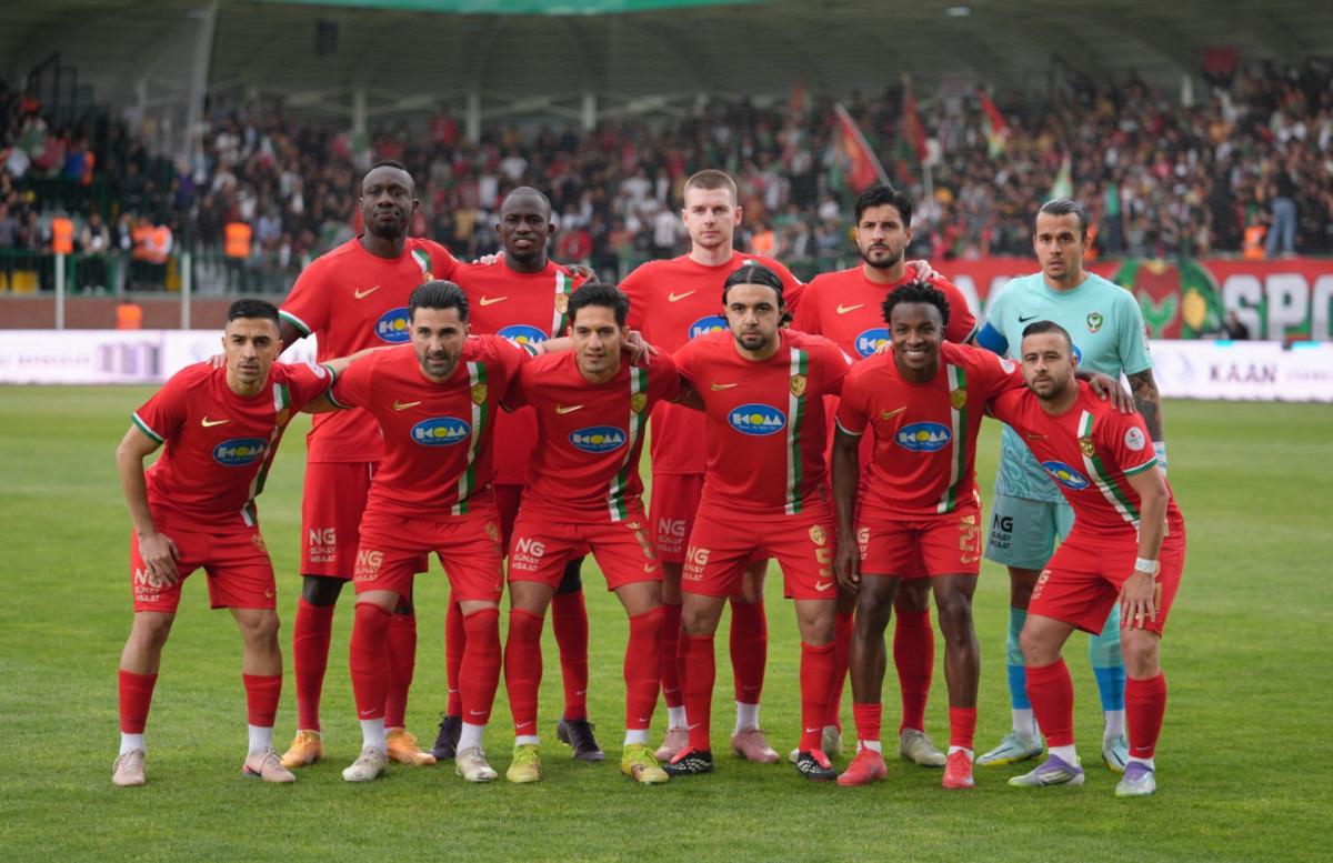 Amedspor, S&uuml;per Lig e y&uuml;kseldi! Gol&uuml;n ardından saha bir anda karıştı 4