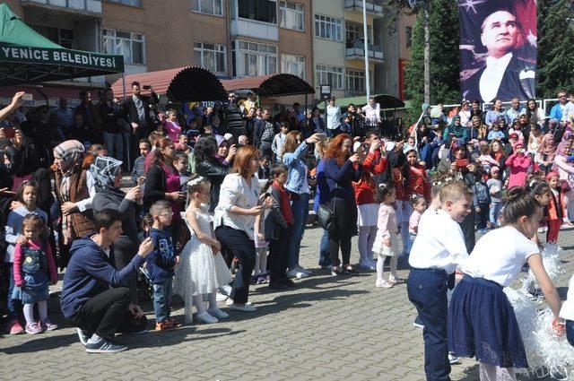 Çocuklarını çekmek için birbirleriyle yarıştılar