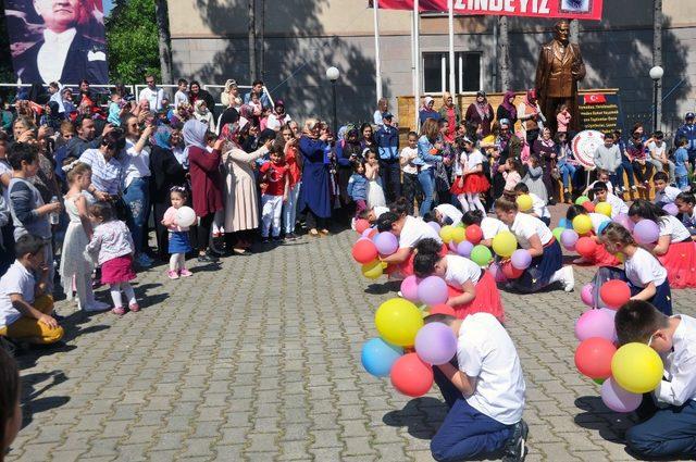 Çocuklarını çekmek için birbirleriyle yarıştılar