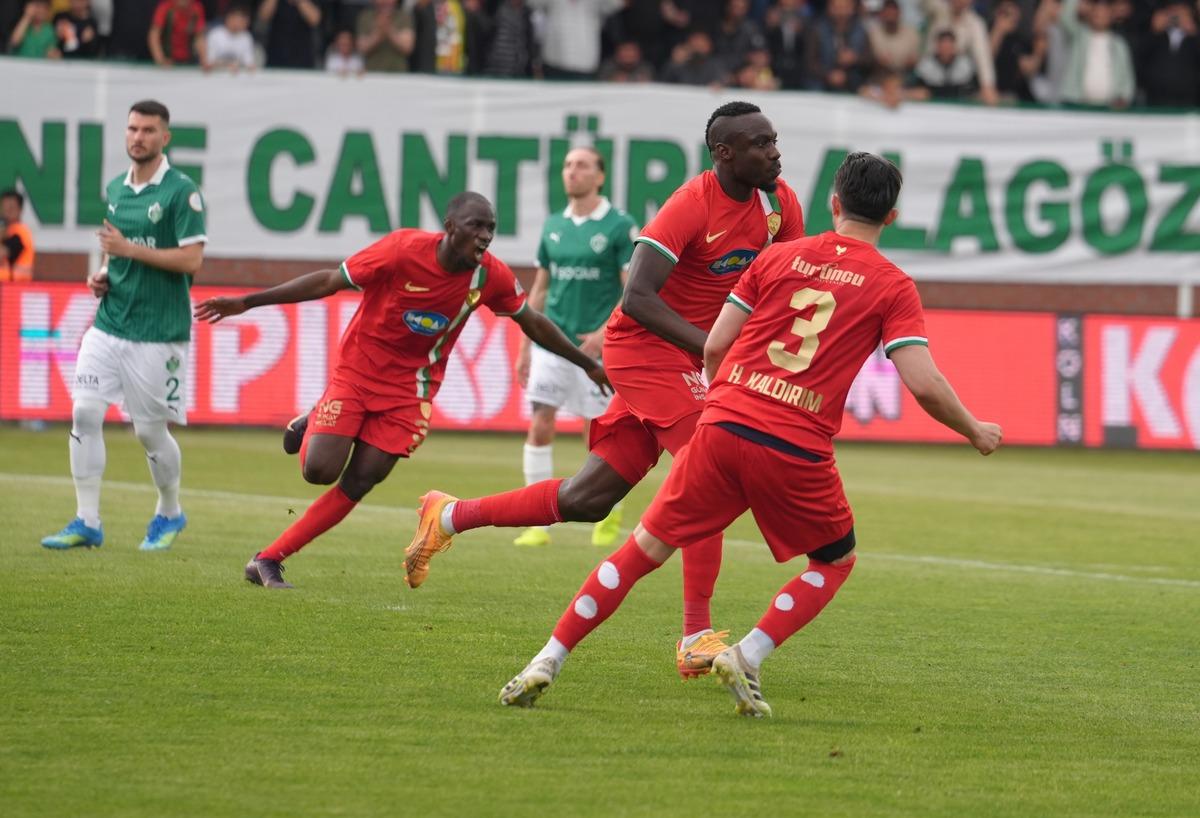 Amedspor, S&uuml;per Lig e y&uuml;kseldi! Gol&uuml;n ardından saha bir anda karıştı 2