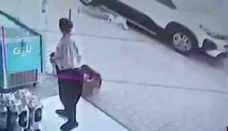 Faciadan d&ouml;n&uuml;ld&uuml;: Aracın altına giren &ccedil;ocuk son anda kurtarıldı