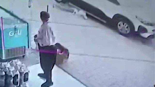 Adana'da faciadan dönüldü: Park halindeki aracın altına giren çocuk son anda kurtarıldı