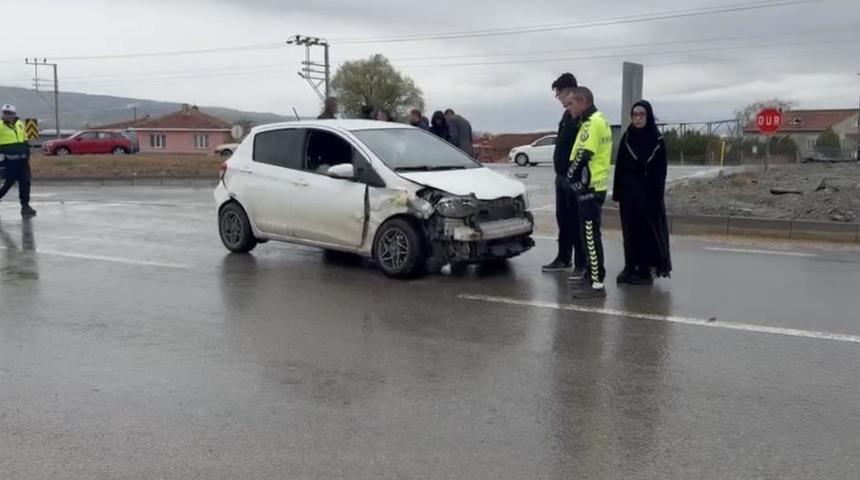 Eskişehir'de iki otomobil &ccedil;arpıştı: 1 yaralı