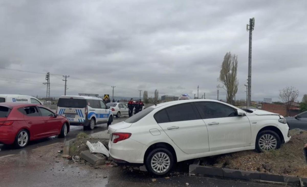 Eskişehir de iki otomobil &ccedil;arpıştı: 1 yaralı 1
