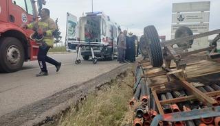 R&ouml;mork devrildi, 4 kişi tarlaya u&ccedil;tu