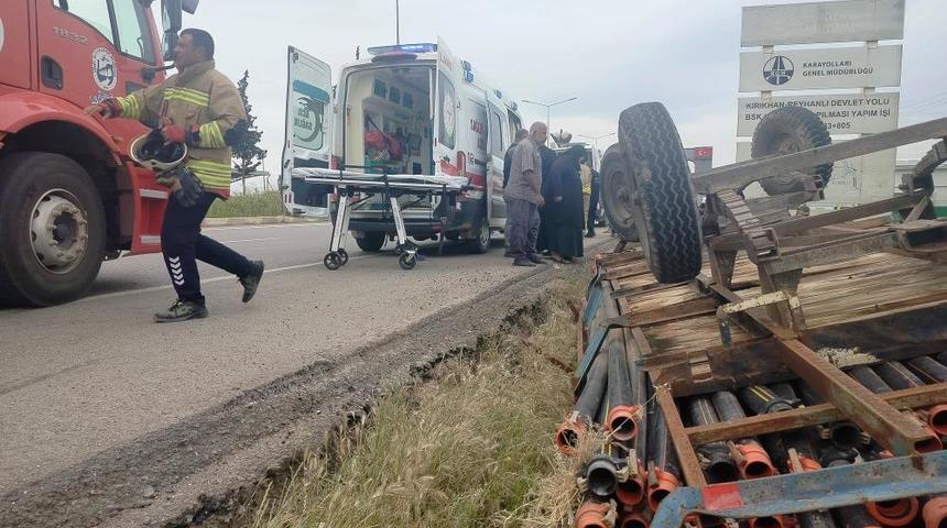 R&ouml;mork devrildi, 4 kişi tarlaya u&ccedil;tu