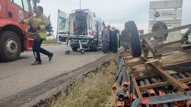 Römork devrildi, 4 kişi tarlaya uçtu