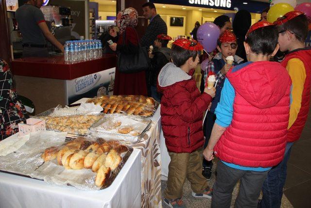 Çocuk destek merkezindeki çocuklar kendi elleriyle yaptıkları ürünleri sergiledi