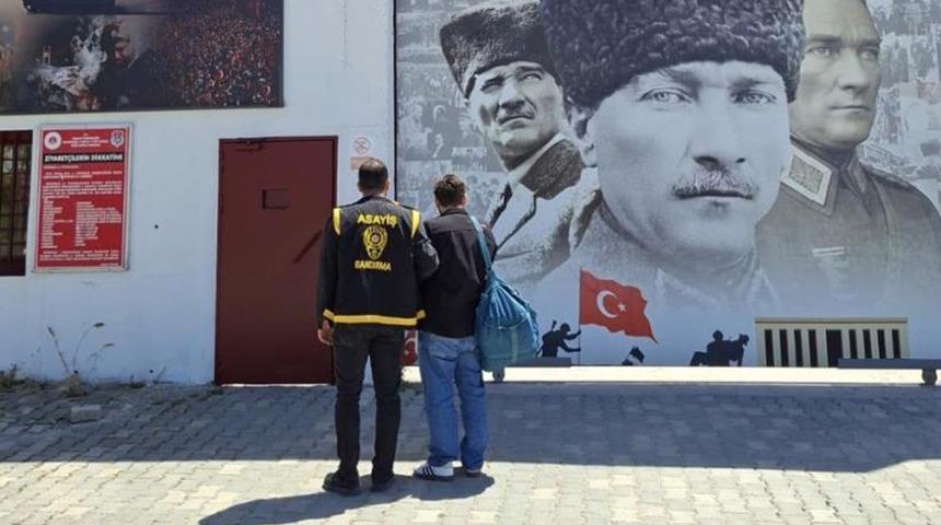 Bandırma'da 60 yıl hapis cezasıyla aranan şahıs kıskıvrak yakalandı