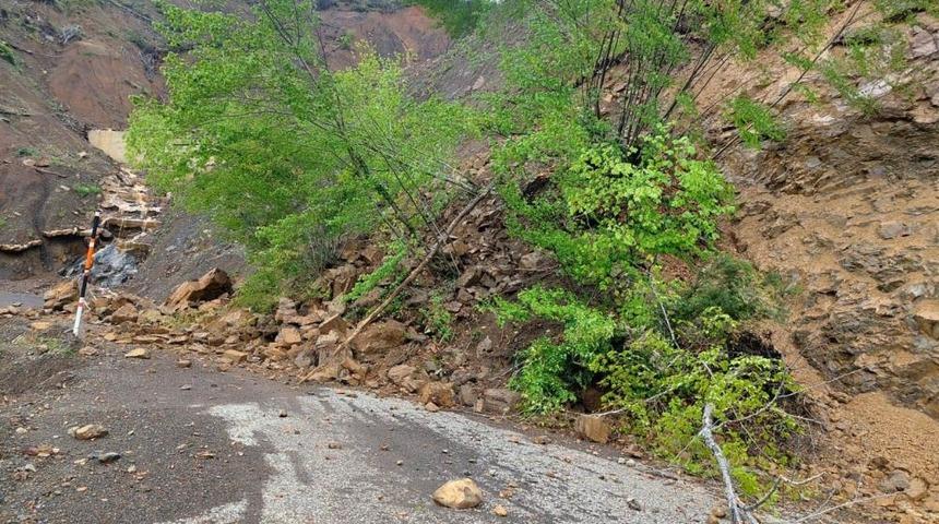 Kastamonu&rsquo;da heyelan sebebiyle 5 k&ouml;ye ulaşım sağlanan yol kapandı