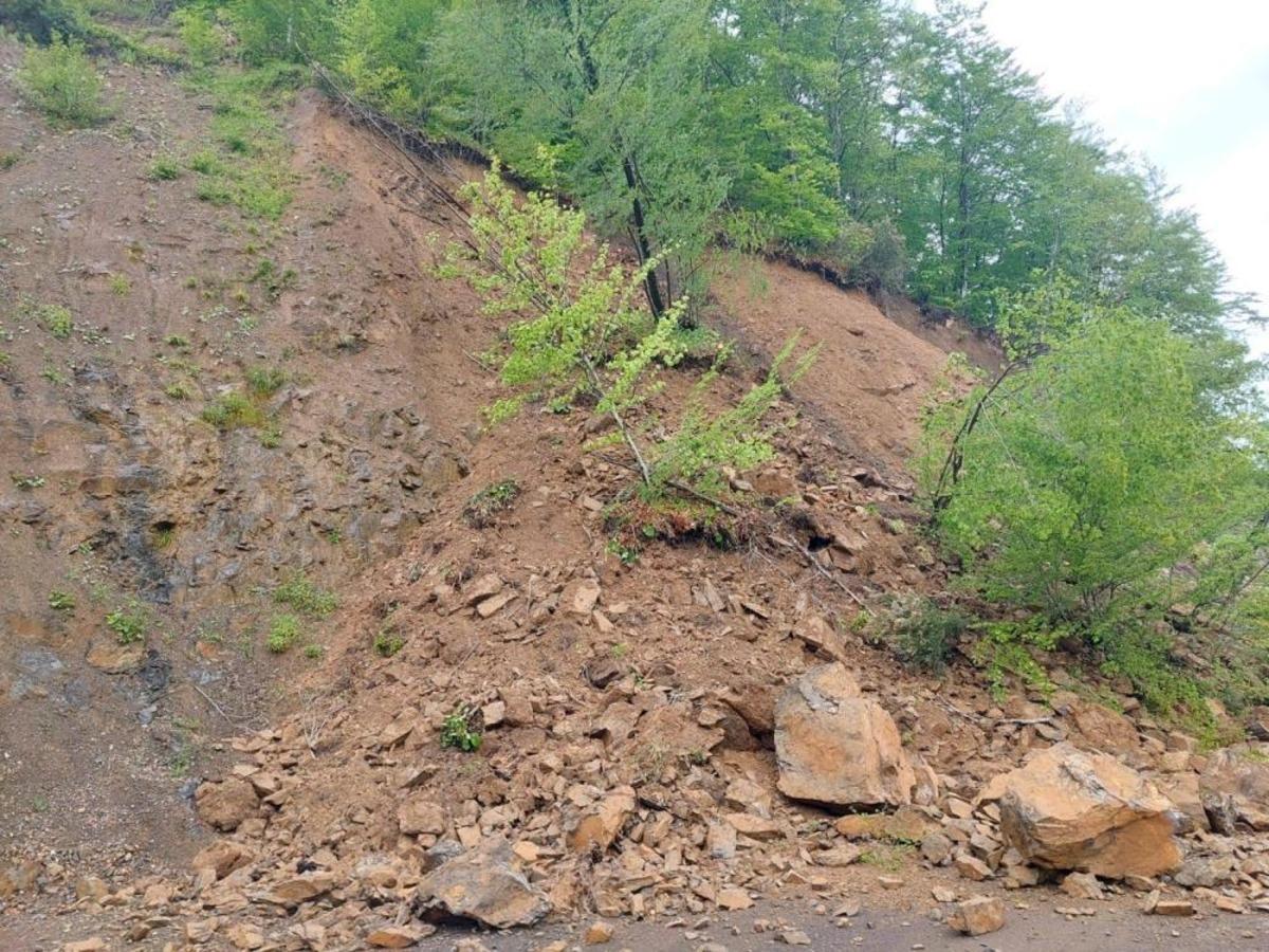 Kastamonu&rsquo;da heyelan sebebiyle 5 k&ouml;ye ulaşım sağlanan yol kapandı 1