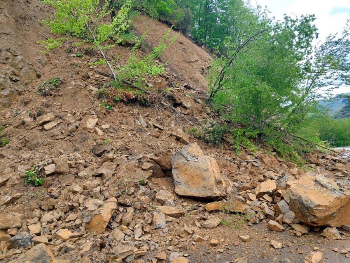 Kastamonu&rsquo;da heyelan sebebiyle 5 k&ouml;ye ulaşım sağlanan yol kapandı 2