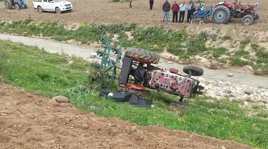 Kilis'te acı olay! Devrilen trakt&ouml;r&uuml;n s&uuml;r&uuml;c&uuml;s&uuml; &ouml;ld&uuml;