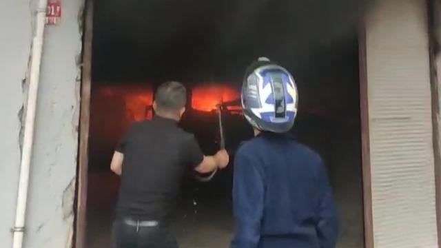 Yer: Batman! Yangına hortumla müdahale etmeye çalıştı