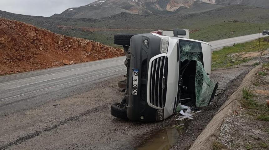 Taziyeye gidenleri taşıyan minib&uuml;s devrildi: 11 yaralı