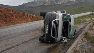 Taziyeye gidenleri taşıyan minibüs devrildi: 11 yaralı