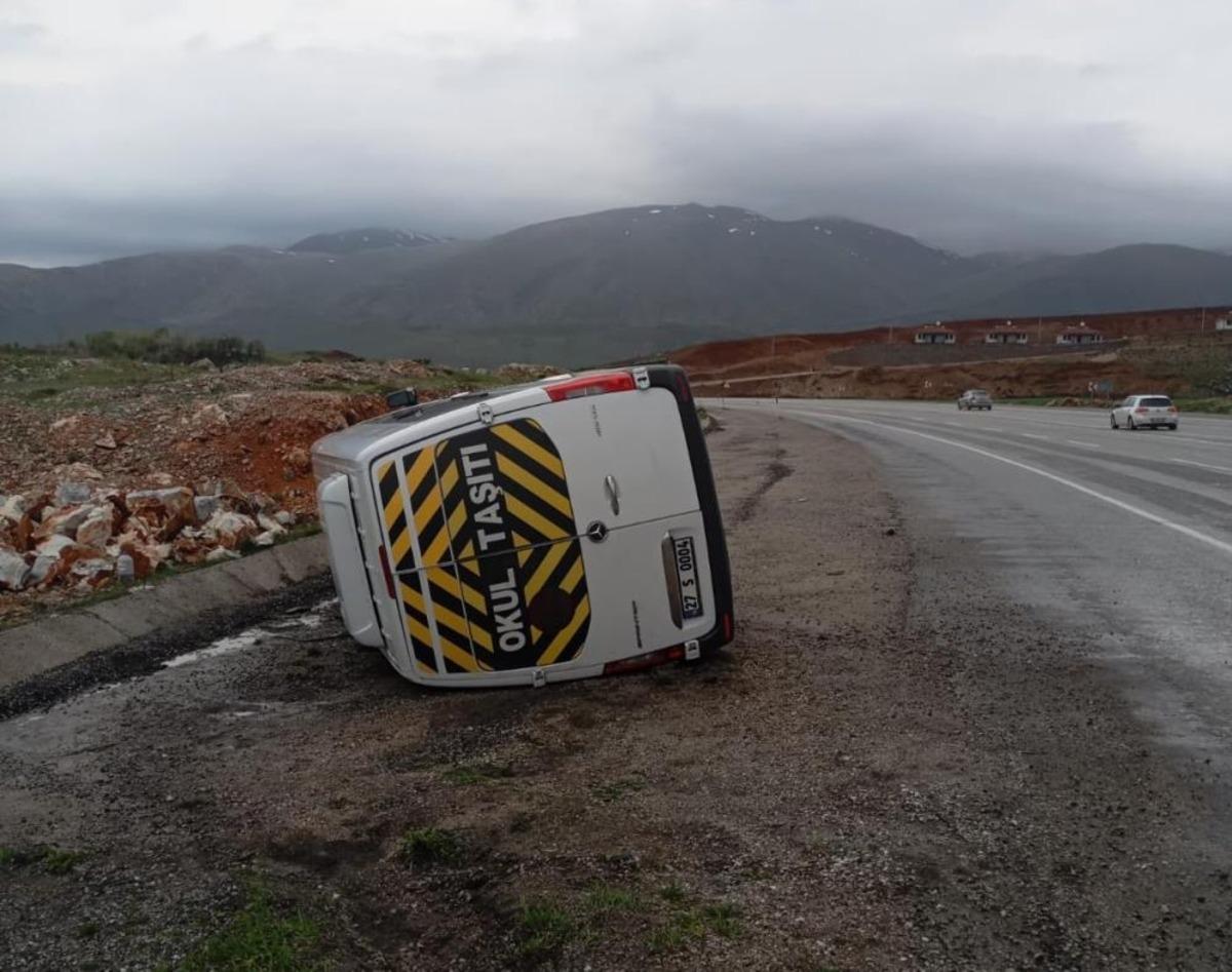 Taziyeye gidenleri taşıyan minib&uuml;s devrildi: 11 yaralı 1