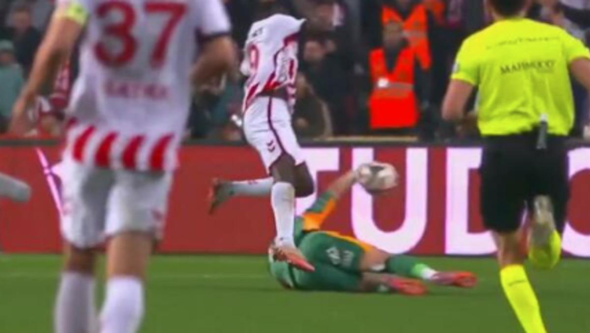 Galatasaray da olmaz denen oldu! G&uuml;nay G&uuml;ven&ccedil; kırmızı kart g&ouml;rd&uuml; 1