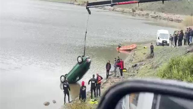 El freni çekilmeyen otomobil gölete düştü