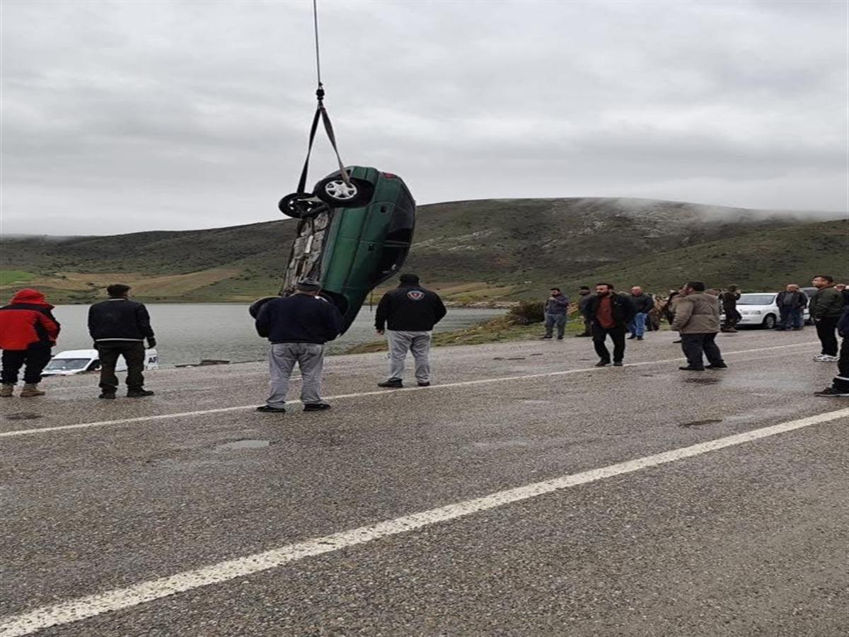 El freni &ccedil;ekilmeyen otomobil g&ouml;lete d&uuml;şt&uuml; 1