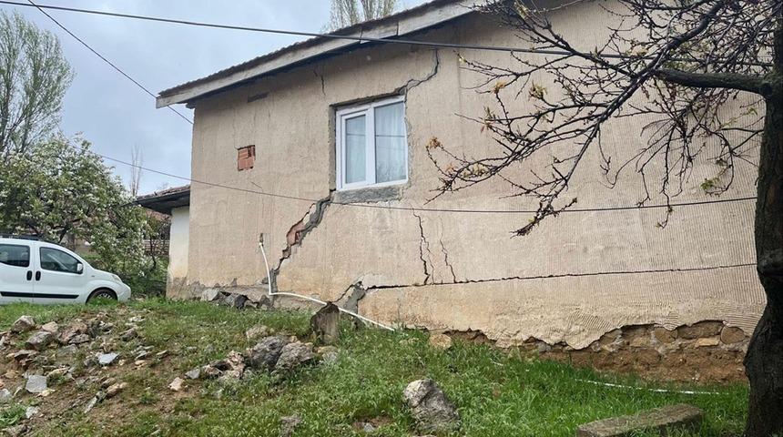 Kırıkkale'de sağanak sonrası toprak kayması; 9 yapı hasar g&ouml;rd&uuml;